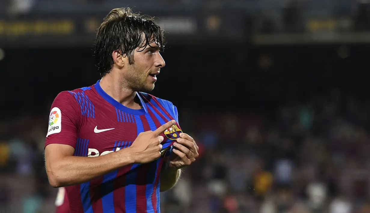 Sergi Roberto. Gelandang berusia 29 tahun ini memasuki musim ke-12 bersama Barcelona musim ini dan telah bermain dalam 6 laga musim ini dengan mencetak 2 gol dan 1 assist. Total ia telah bermain dalam 310 laga bersama Blaugrana di semua ajang dengan mencetak 37 gol dan 31 assist. (AFP/Josep Lago)