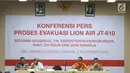 Kepala Basarnas Marsekal Madya Muhammad Syaugi (kedua kanan) memaparkan evaluasi proses evakuasi Lion Air JT 610 di hadapan keluarga korban di Krisis Center di Jakarta, Senin (5/11). (Liputan6.com/Immanuel Antonius)