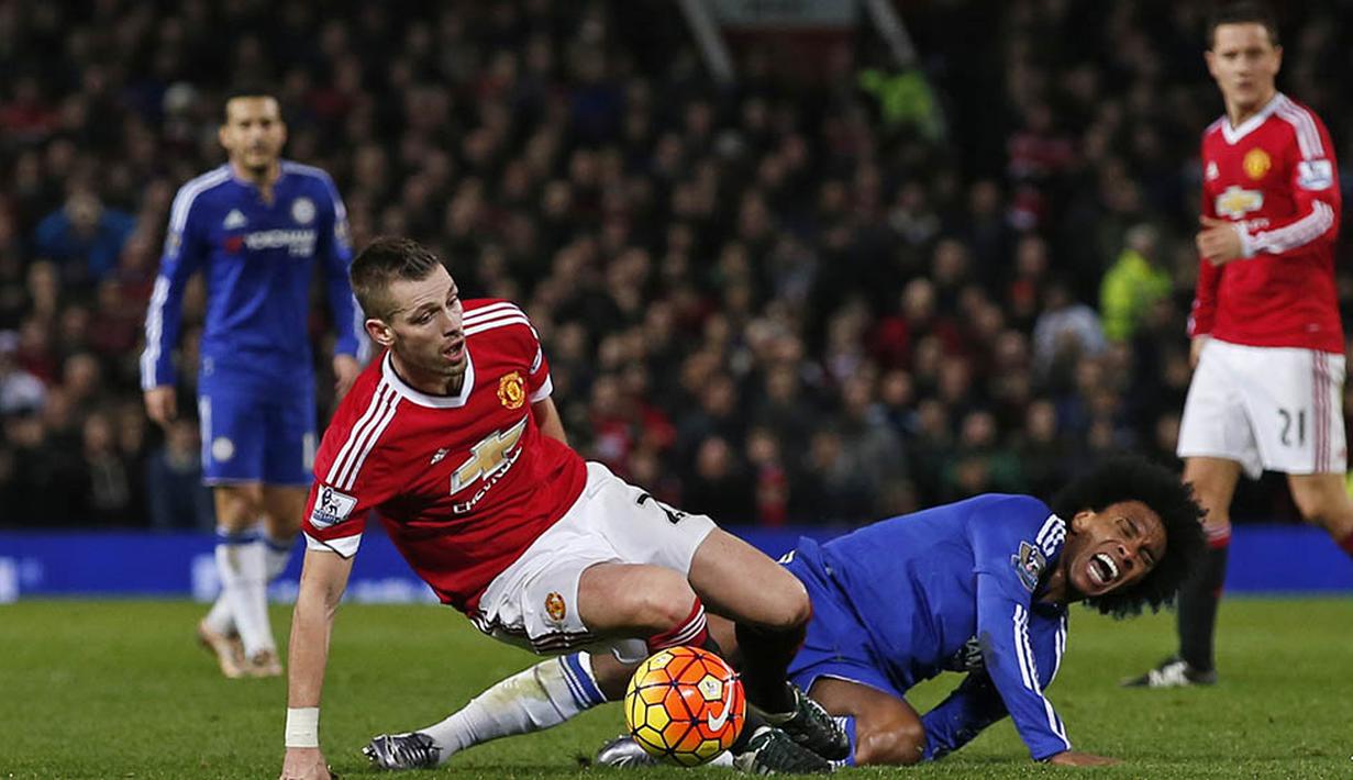 Gelandang MU, Morgan Scheneiderlin, menekel pemain Chelsea, Willian, pada lanjutan Liga Inggris di Stadion Old Trafford, Inggris. (Reuters/Phil Noble)