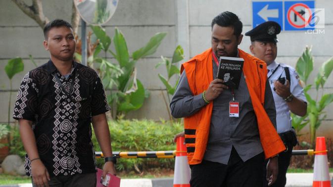 Anggota DPRD Kota Malang Syamsul Fajrih (kanan) tiba Gedung KPK, Jakarta, Kamis (22/11). Syamsul akan menjalani pemeriksaan penyidik KPK sebagai tersangka. (Merdeka.com/Dwi Narwoko)