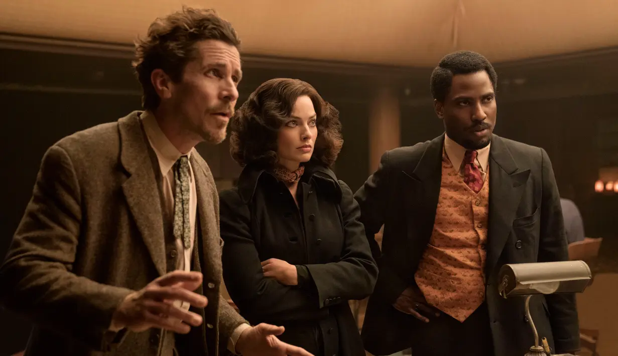 (kiri ke kanan) Christian Bale, Margot Robbie, dan John David Washington dalam sebuah adegan dari film 'Amsterdam'. Christian Bale, Margot Robbie, dan John David Washington harus mencari tahu pelaku yang sebenarnya untuk membuktikan bahwa mereka sebetulnya tidak bersalah. (Merie Weismiller Wallace/20th Century Studios via AP)