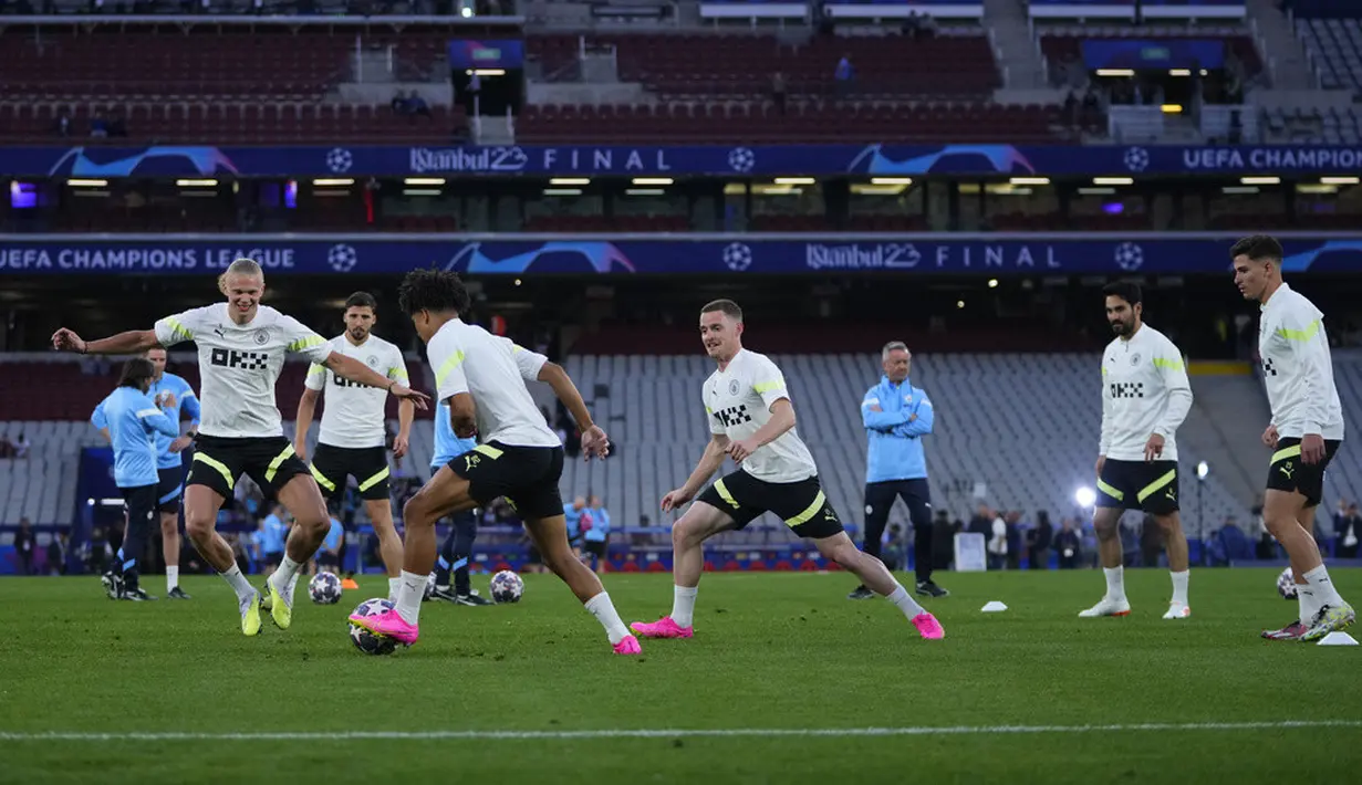 <p>Final Liga Champions yang mempertemukan Manchester City Vs Inter Milan hanya tinggal hitungan hari. Duel perebutan gelar kompetisi antar klub paling bergengsi di Eropa tersebut akan berlangsung di Ataturk Olympic Stadium pada Minggu (11/6/2023) pukul 02.00 WIB. (AP Photo/Manu Fernandez)</p>