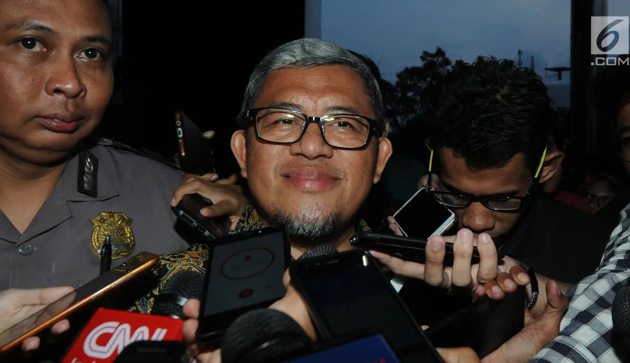 Mantan Gubernur Jawa Barat Ahmad Heryawan alias Aher menjawab pertanyaan wartawan usai diperiksa penyidik KPK, Jakarta, Rabu (9/1). Aher diperiksa sebagai saksi untuk tersangka Bupati nonaktif Bekasi Neneng Hasanah Yasin. (Merdeka.com/Dwi Narwoko)