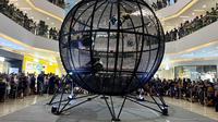 Apa jadinya, bila atraksi tong setan yang biasa di pasar malam, dikemas lebih modern dengan menggunakan motor listrik dan mengelilingi bola baja yang berstandar internasional?