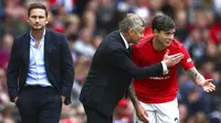 Pelatih Manchester United, Ole Gunnar Solskjaer, memberi arahan kepada Victor Lindelof pada laga Premier League 2019 di Stadion Old Trafford, Minggu (11/8). Manchester United menang 4-0 atas Chelsea. (AP/Dave Thompson)