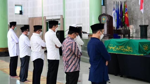 Presiden Joko Widodo pada Senin, 1 Maret 2021, datang melayat ke mendiang Mantan Hakim Agung MA Artidjo Alkostar di Masjid Ulil Albab, Kampus Terpadu Universitas Islam Indonesia (UII), Yogyakarta.