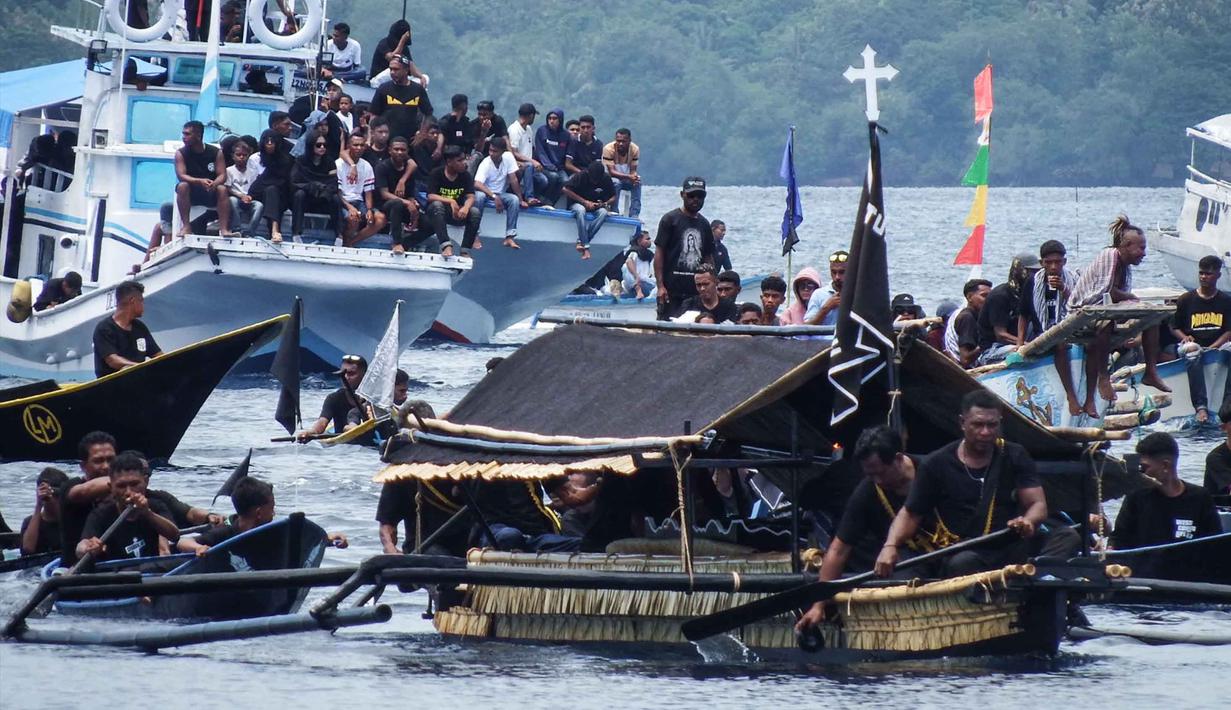 Umat Katolik mengangkut peti mati berisi patung Yesus selama prosesi laut Jumat Agung dari Kapel Tuan Menino, sebuah ritual yang diwarisi dari pengaruh Portugis selama lebih dari lima abad, di Larantuka, Nusa Tenggara Timur, pada Jumat 3 April 2026. Umat Katolik di Larantuka, Nusa Tenggara Timur, kembali menggelar prosesi laut Hantar Tuan Meninu dalam rangkaian perayaan Jumat Agung pada 3 April 2026. (ARNOLD WELIANTO/AFP)