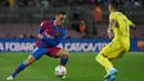 Bek Barcelona Sergino Dest (kiri) berebut bola dengan gelandang Cadiz Salvi Sanchez dalam pekan ke-32 Liga Spanyol di Camp Nou, Selasa dini hari WIB (19/4/2022). Barcelona dipermalukan dari tim papan bawah, Cadiz 0-1. (LLUIS GEN / AFP)