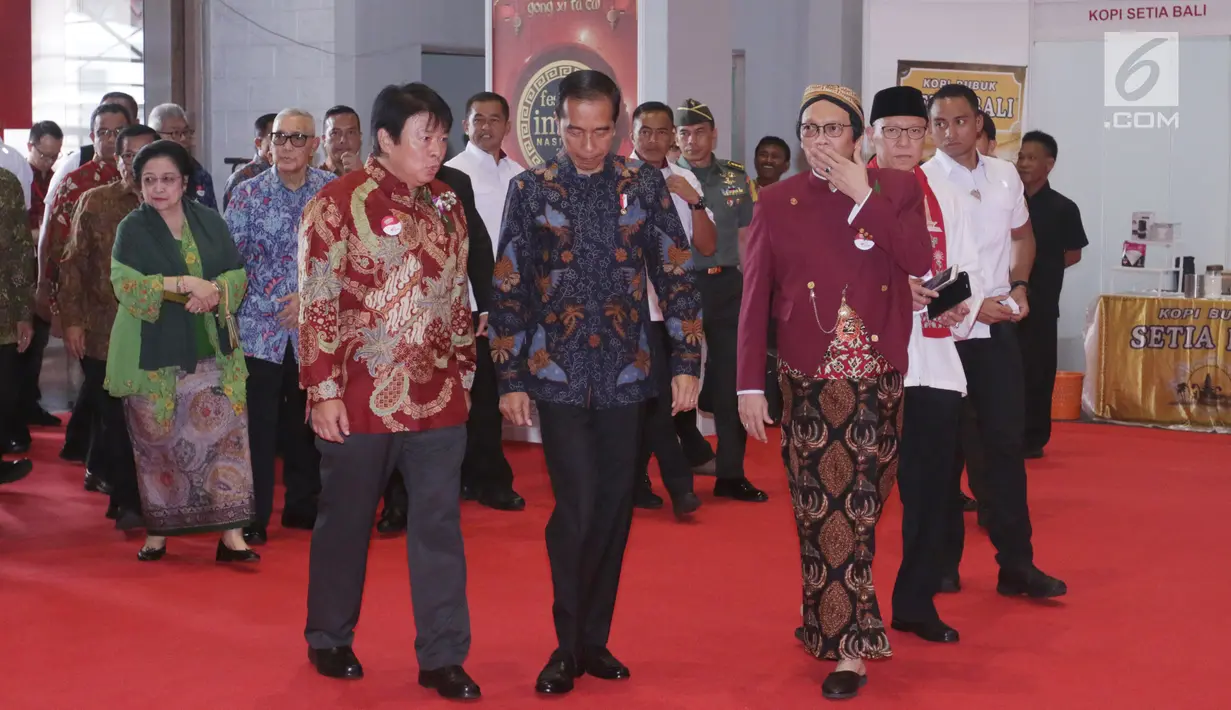 Presiden Joko Widodo (tengah) bersama Presiden ke-5 Megawati Soekarnoputri (dua kiri) dan Ketua Panitia Perayaan Imlek Nasional Sudhamek (dua kanan) menghadiri Perayaan Imlek Nasional 2019 di JI Expo Kemayoran, Jakarta, Kamis (7/2). (Liputan6.com/HO/Ran)