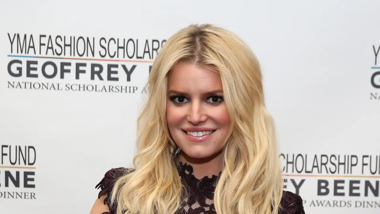 [Bintang] Penuhi Obsesi, Jessica Simpson Lakukan Operasi Payudara