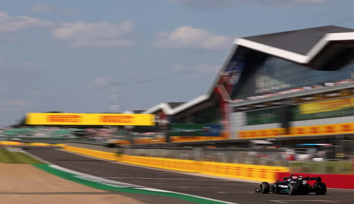 Hamilton akhirnya menjalani penalti 10 detik dengan masuk ke pit stop pada lap ke-27 dan melorot ke peringkat kelima. Setelah berjuang keras, Lewis Hamilton berhasil kembali menghuni posisi kedua pada lap ke-40 dan membuntuti dengan ketat Charles Leclerc di urutan teratas. (Foto: AFP/Adrian Dennis)