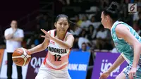 Pebasket putri Indonesia, Adelaide C Wongsohardjo (kiri) mencoba mengecoh pemain Kazakhstan pada babak penyisihan Grup X Basket Putri Asian Games 2018 di Jakarta, Minggu (19/8). Indonesia kalah 73-85. (Liputan6.com/Helmi Fithriansyah)