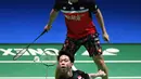 Ganda putra Kevin Sanjaya/Marcus Fernaldi Gideon berusaha mengembalikan kok saat bertanding melawan Hendra Setiawan / Mohammad Ahsan pada babak fina Jepang Terbuka 2019 di Tokyo (28/7/2019). Hasil final Japan Open 2019 membuat Kevin / Marcus mempertahankan gelar juara. (AFP Photo/Charly Triballeau)