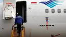 Teknisi menaiki tangga saat akan memeriksa pesawat Boeing 737 Max 8 Garuda Indonesia di Bandara Soekarno Hatta, Tangerang, Rabu (13/3). Pemerintah masih mengecek Boeing 737 Max 8 yang terdapat di Indonesia. (REUTERS/Willy Kurniawan)