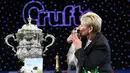 Yvette Short mencium anjing  the Whippet miliknya setelah dinobatkan sebagai pemenang Best in Show pada hari terakhir Crufts dog show 2018 di Birmingham, Inggris (11/3). Crufts adalah salah satu acara anjing terbesar di dunia. (AFP Photo/Oli Scarff)