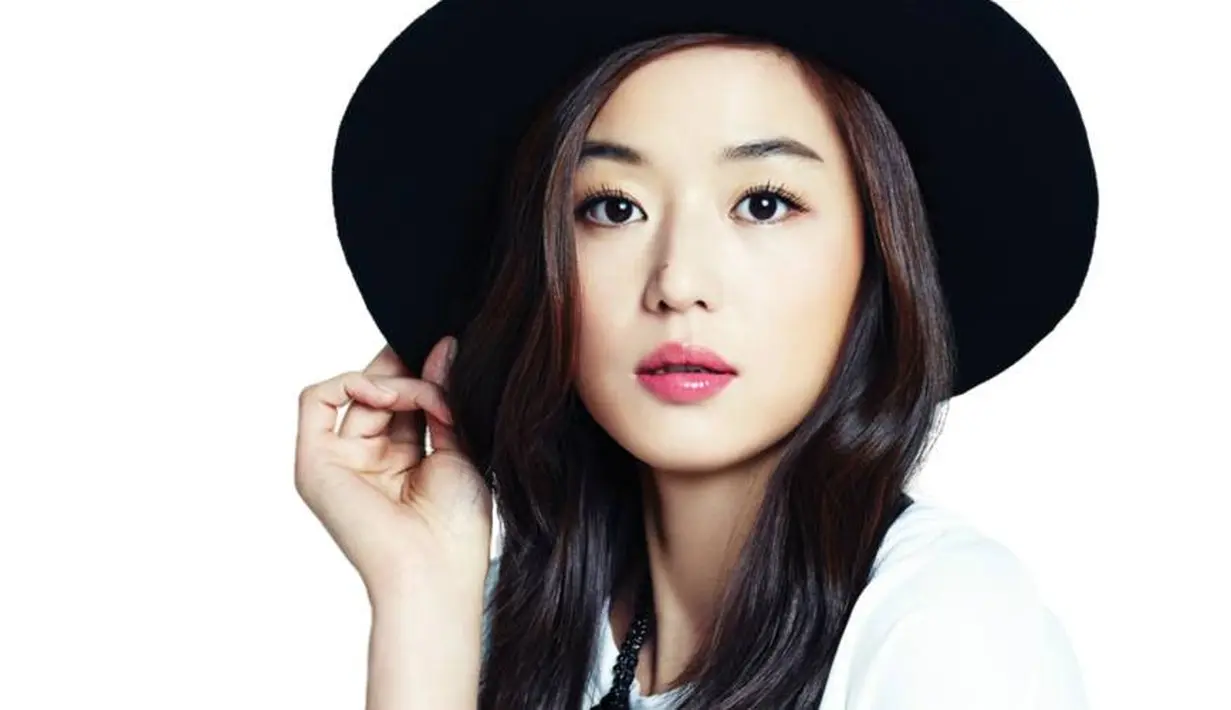 Sudah tak diragukan lagi kecantikan dari Jun Ji Hyun. Selain cantik, Jun Ji Hyun juga termasuk artis yang awet muda. (Foto: allkpop.com)