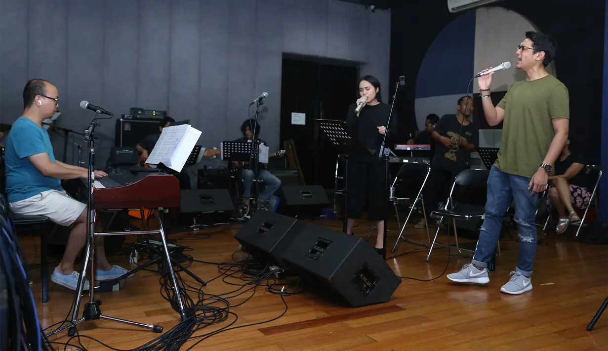 "Ini latihan pertama. Ini penggarapannya serius ya. Ini memperingati 8 tahun saya berkarya. Pastinya ini cukup besar lah bagi karir saya," kata Afgan di Jalan P. Antasari, kawasan Cipete, Jakarta Selatan, Senin (22/2) malam. (Andy Masela/Bintang.com)