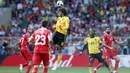 Gelandang Belgia, Marouane Fellaini, menyundul bola saat melawan Tunisia pada laga grup G Piala Dunia di Stadion Spartak, Moskow, Sabtu (23/6/2018). Belgia menang 5-2 atas Tunisia. (AP/Hassan Ammar)