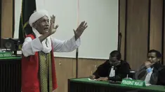 Habib Shahabuddin Anggawi menenangkan massa FPI usai sidang vonis di PN Jakarta Pusat, Senin (6/4/2015). Habib Shahabuddin dan Habib Novel divonis hakim 7 bulan penjara. (Liputan6.com/Johan Tallo)