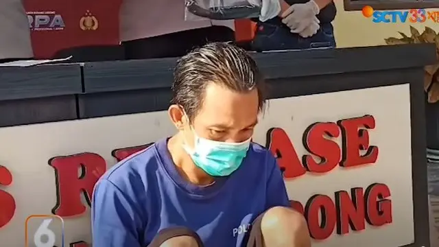 Tersangka AJ (45), orangtua siswa yang menganiaya seorang guru SMA di Rejang Lebong, Bengkulu akhirnya menyerahkan diri ke polisi (foto: YouTube Liputan6).