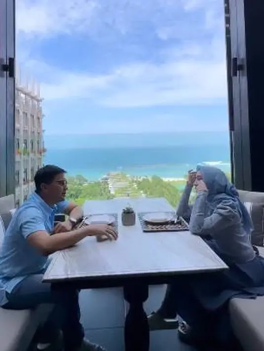 Atau memilih palet warna biru saat makan dengan view laut. Serasi banget, ya. [Foto: Instagram @sahrulgunawanofficial]