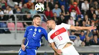 Duel pemain Italia versus Turki pada partai uji coba jelang Euro 2024 hari Rabu (05/06/2024) dini hari WIB. (Alberto PIZZOLI / AFP)