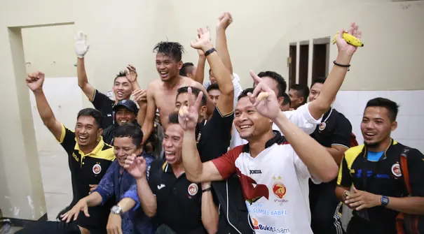 Tim Sriwijaya FC merayakan kemenangan diloker room usai mengalahkan Arema Cronus di Stadion Manahan, Solo, Minggu (11/10/2015). (Bola.com/NIcklas Hanoatubun)