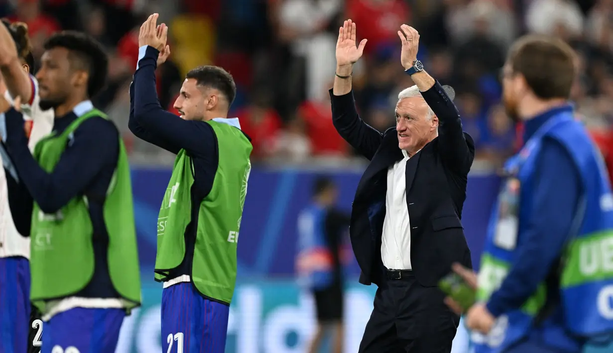 Pelatih Prancis, Didier Deschamps menyapa para suporter saat merayakan kemenangan timnya atas Austria pada Grup D Euro 2024 di Duesseldorf Arena, Duesseldorf, Jerman, Selasa (18/06/2024) WIB. (AFP/Patricia De Melo Moreira)