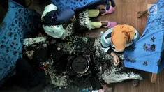 Pengrajin melakukan proses pencantingan saat menyelesaikan pembuatan kain batik Betawi di rumah produksi Batik Seraci, Kampung Kebon Kelapa, Bekasi, Jawa Barat, Selasa (2/10). Rumah Batik Seraci berdiri sejak 2010. (Merdeka.com/Iqbal Nugroho)