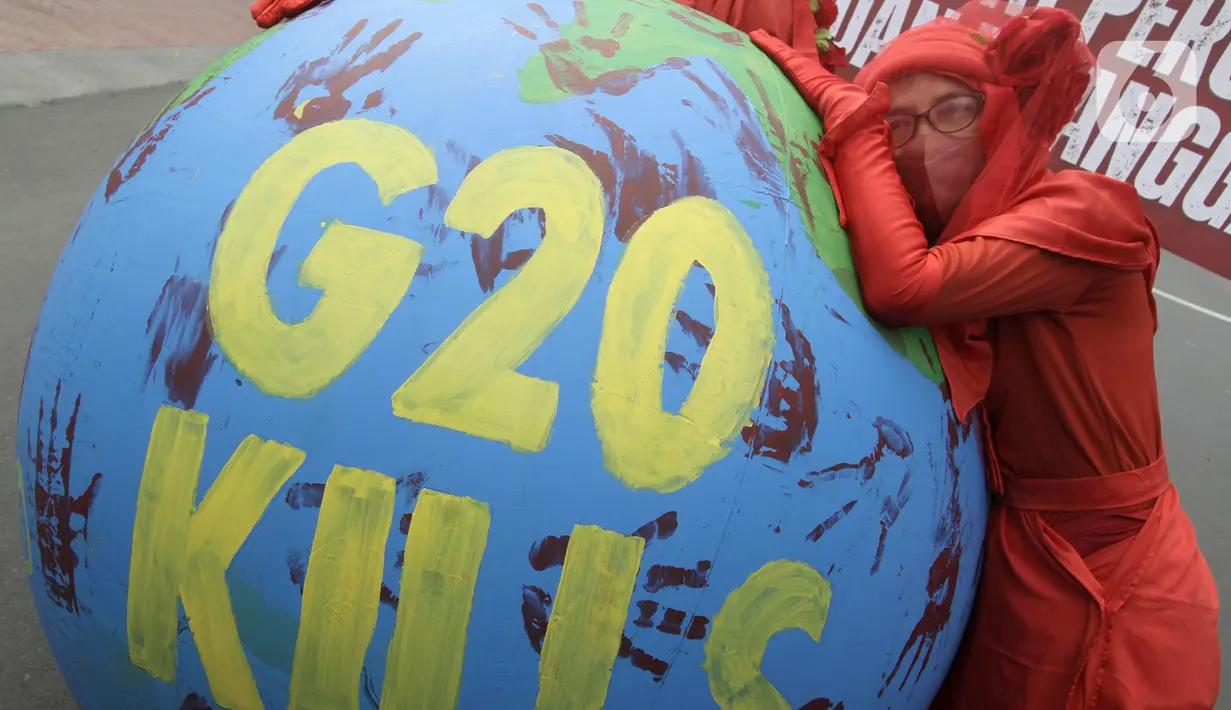 Aktivis lingkungan dari Extinction Rebellion Indonesia melakukan aksi penanganan mitigasi krisis iklim di Bundaran HI, Jakarta, Minggu (13/11/2022). Aktivis menuntut kepedulian negara-negara peserta KTT G20 untuk melakukan transisi energi yang berkelanjutan dan berkeadilan dalam krisis iklim. (merdeka.com/Arie Basuki)