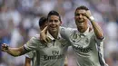 James Rodriguez melakukan selebrasi gol yang dicetak oleh Cristiano Ronaldo ke gawang Sevilla (14/5/2017). (AP/Francisco Seco)
