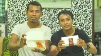 Bek Persik Kediri, Munhar, dan rekannya berbisnis kuliner ayam geprek di Malang. (Bola.com/Iwan Setiawan)