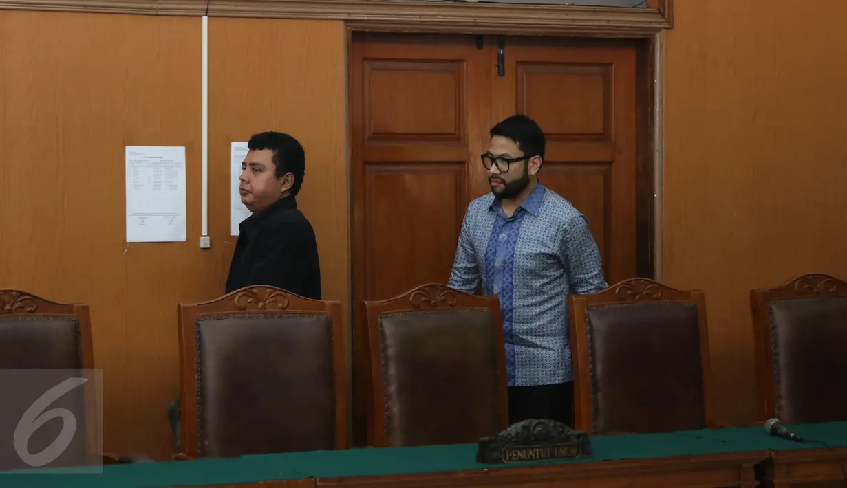 Eka Kusuma (kanan) saat hadir dalam sidang putusan gugatan cerai Pengadilan Negeri Jakarta Selatan, Senin (11/4/2016). Eka Kusuma melayangkan gugatan cerai terhadap Cathy Sharon pada 1 Desember 2015 lalu. (Liputan6.com/Herman Zakharia)