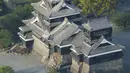 Kerusakan Istana Kumamoto yang disebabkan gempa bumi di Kumamoto, Jepang bagian selatan, Jumat (15/4). Gempa 6,4 SR yang mengguncang Jepang pada Kamis (14/4) waktu setempat, mengakibatkan lebih dari 20 bangunan rumah hancur. (REUTERS/Kyodo)