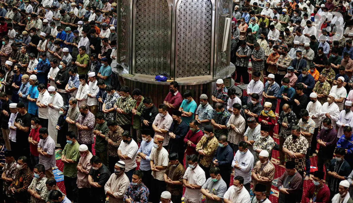 Umat muslim melaksanakan ibadah Sholat Jumat di Masjid Istiqlal, Jakarta, Jumat (8/4/2022). Masjid Istiqlal kembali menggelar Sholat Jumat berjemaah pada minggu pertama Ramadhan dengan meniadakan aturan jaga jarak saat sholat, namun jemaah wajib menggunakan masker. (Liputan6.com/Faizal Fanani)