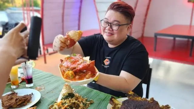 Hendra sebagai salah satu food blogger atau yang dikenal dengan BigguyTravels tengah mereview kuliner salah satu UMKM.