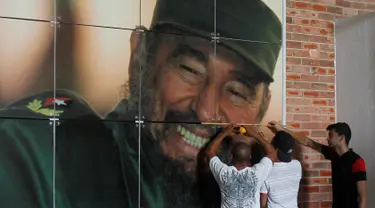 Pekerja memasang foto mantan presiden Kuba Fidel Castro di pusat pameran Expocuba pada persiapan ulang tahunnya yang ke-90 di Havana , Kuba , (12/8).Dalam masa hidupnya, Castro pernah mendapat ancaman pembunuhan hingga 600 kali.( REUTERS)