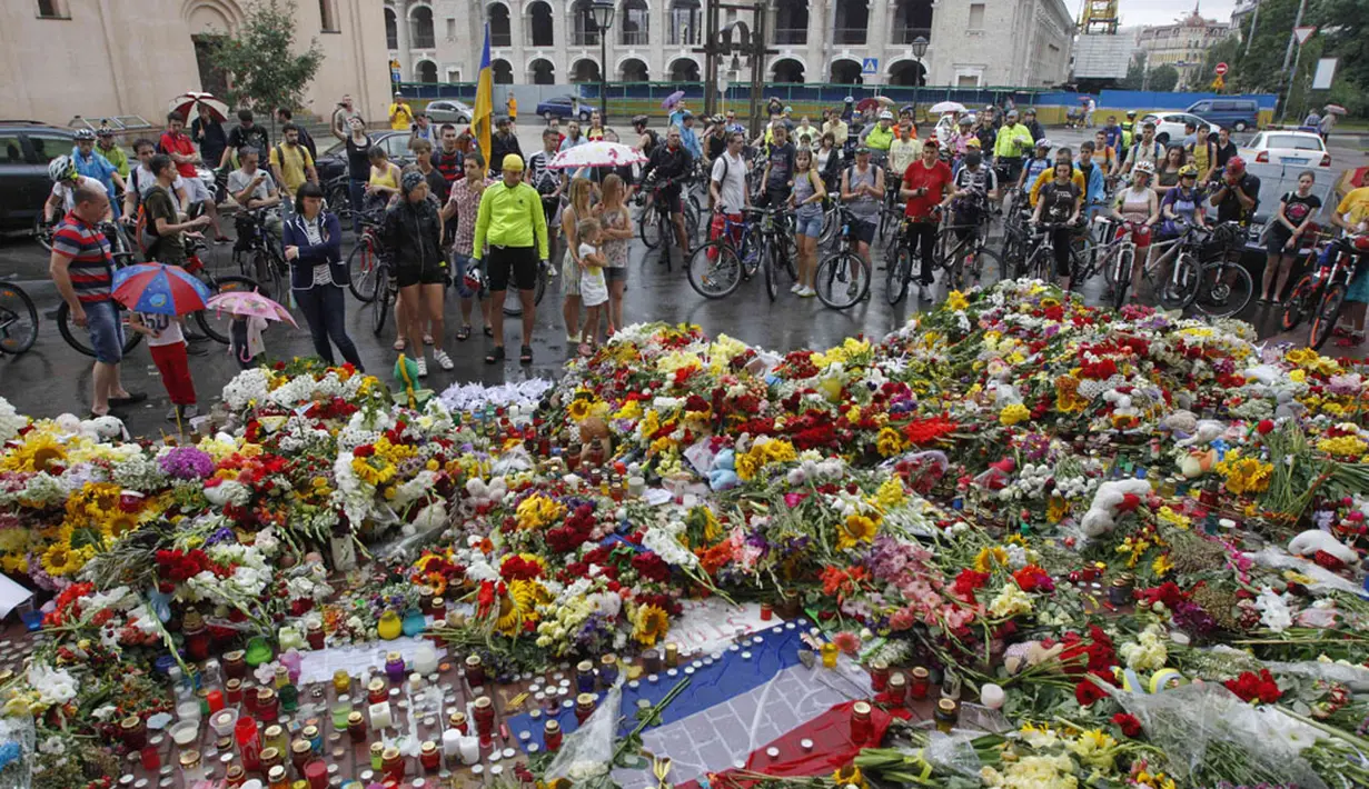 Untuk menghormati korban jatuhnya pesawat Malaysia Airlines MH-17, untaian bunga diletakkan dan memenuhi pelataran kedutaan Belanda di Kiev, (19/7/2014). (REUTERS/Valentyn Ogirenko)