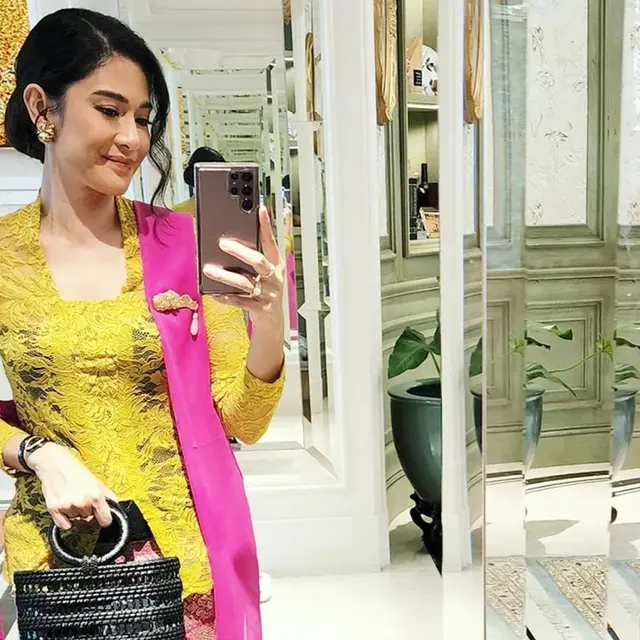 Potret Dian Sastrowardoyo Saat Mirror Selfie, Outfitnya Curi Perhatian