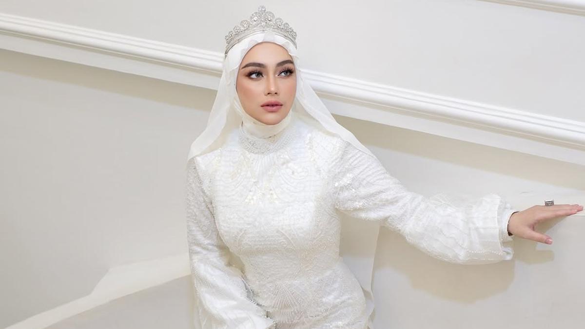 5 Potret Celine Evangelista Bak Pengantin Dibalut Busana Putih, Hadiri FFWI 2025