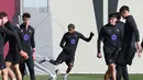 Penyerang Barcelona asal Spanyol, Lamine Yamal (tengah) bersama rekan setimnya mengikuti sesi latihan menjelang matchday 5 Liga Champions 2025-2026 melawan Chelsea di lapangan latihan Joan Gamper di Sant Joan Despi, pada Senin 24 November 2025. helsea akan menjamu Barcelona pada matchday ke-5 Liga Champions 2025-2026. (Lluis GENE/AFP)