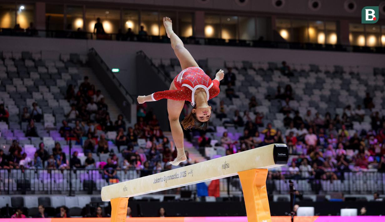 <p>Pesenam putri Indonesia, Alarice Mallica Prakoso beraksi pada nomor balok keseimbangan dalam Kejuaraan Dunia Gimnastik 2025 di Indonesia Arena, Senayan, Jakarta, Selasa (21/10/2025). (Bola.com/Bagaskara Lazuardi)</p>