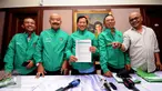 Ketua Komite Pemilihan PSSI, Agum Gumelar (tengah) menunjukan rekap putusan bakal calon ketua dan wakil ketua PSSI di Jakarta, Sabtu (10/9). Delapan nama bakal calon ketua umum PSSI diumumkan lolos verifikasi. (Liputan6.com/Helmi Fithriansyah)