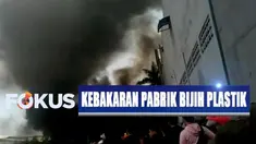Bara api yang berterbangan mengenai tumpukan biji plastik di area dalam pabrik hingga menyulut kebakaran.