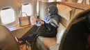 Begini gaya Syahrini saat duduk di pesawat. Ia selalu berpose cantik dan tak bisa lepas dari tas mewahnya. (Foto: instagram.com/princessyahrini)