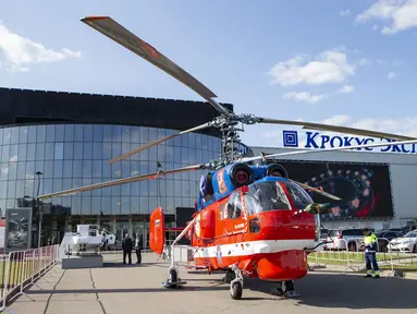 Sebuah helikopter Ka-32 terlihat di pameran industri helikopter internasional HeliRussia 2020 di Moskow, Rusia (16/9/2020). Pameran tersebut berlangsung di Moskow dari 15 hingga 17 September. (Xinhua/Alexander Zemlianichenko Jr)