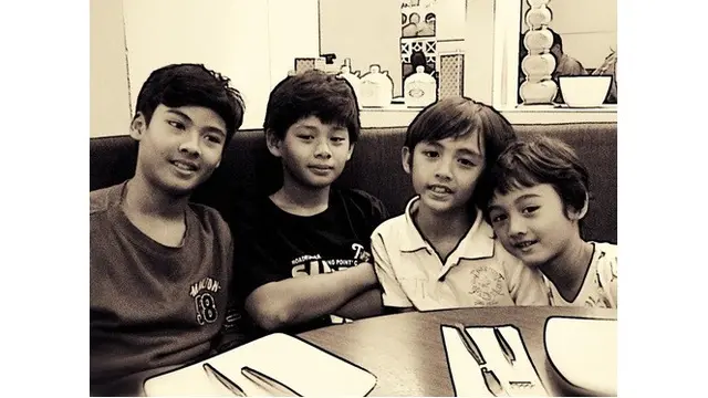 8 Potret Kompak Empat Anak Ferdy 'Element', Gondrong Semua