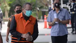 Mantan Sekretaris MA, Nurhadi (rompi oranye) berjalan akan menjalani pemeriksaan perdana pasca penahanan oleh penyidik di Gedung KPK, Jakarta, Rabu (10/06/2020). (merdeka.com/Dwi Narwoko)