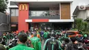 Kerumunan pengemudi ojek online saat antre mengambil pesanan di gerai cepat saji McDonald's Raden Saleh, Jakarta, Rabu (9/6/2021). BTS Meal merupakan menu kolaborasi boyband asal Korea, BTS, dengan McDonald's yang hadir di 50 negara termasuk Indonesia. (Liputan6.com/Faizal Fanani)