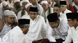 Pasangan Cagub DKI Jakarta No 3 Anies - Sandiaga, Cagub Agus Yudhoyono dan mantan Mendikbub M Nuh sedang berbincang di Masjid Istiqlal, Jakarta, Sabtu (11/2). (Liputan6.com/Herman Zakharia)